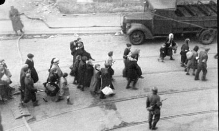 Wyprowadzanie Żydów w getcie warszawskim.