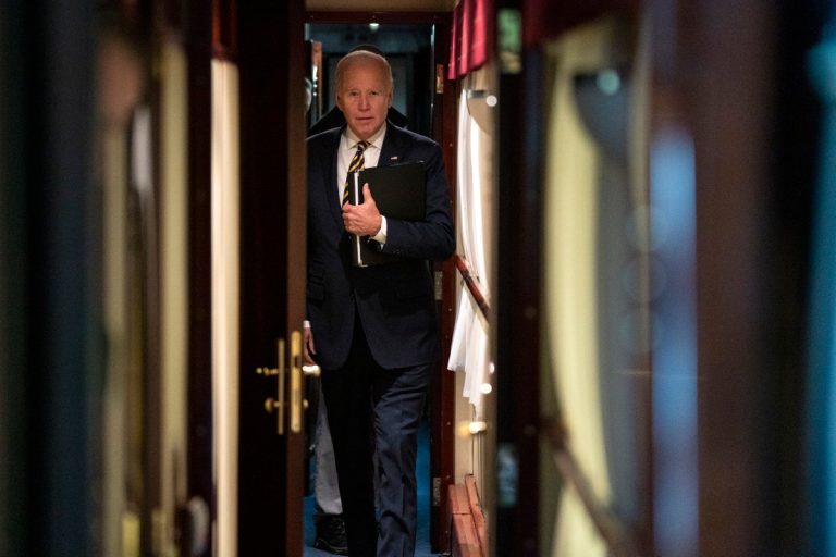 Jak „Amtrak Joe” Biden wjechał luksusowym pociągiem do Kijowa