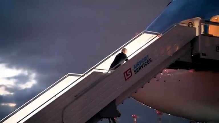 Wideo pokazuje, jak prezydent Biden spada ze schodów samolotu Air Force One po podróży na Ukrainę i Polskę