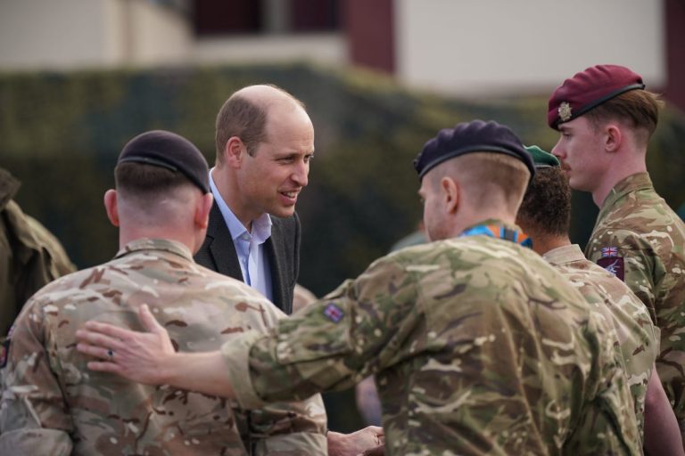 Książę William dziękuje brytyjskim żołnierzom za „obronę wolności” podczas niespodziewanej podróży do Polski