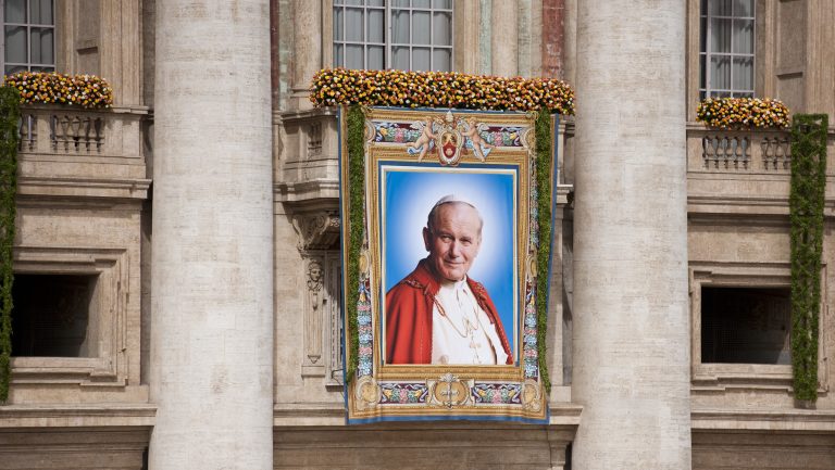Postępowanie papieża Jana Pawła II z wykorzystywaniem seksualnym wymaga „dalszych badań”, mówi polski Kościół katolicki