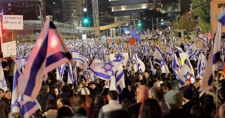 „Izrael to nie Polska”, skandują protestujący w Tel Awiwie, gdy Warszawa mówi, że Izrael konsultował się w sprawie reformy wymiaru sprawiedliwości