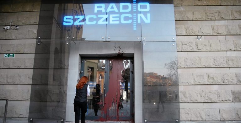 Prezenterzy rezygnują z pracy w polskiej państwowej stacji radiowej w centrum awantury o samobójstwa dzieci