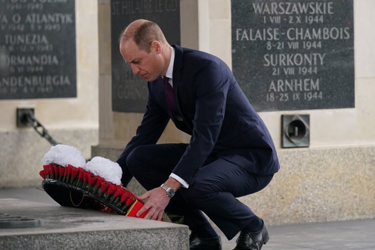 Książę Walii oddaje hołd poległym żołnierzom w Polsce
