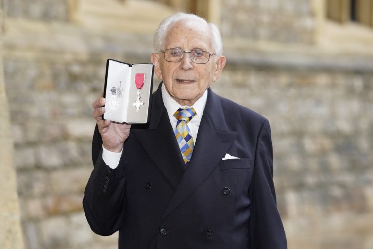Ocalały z Holokaustu MBE mówi, że Wielka Brytania pozwoliła mu „znów stać się człowiekiem”
