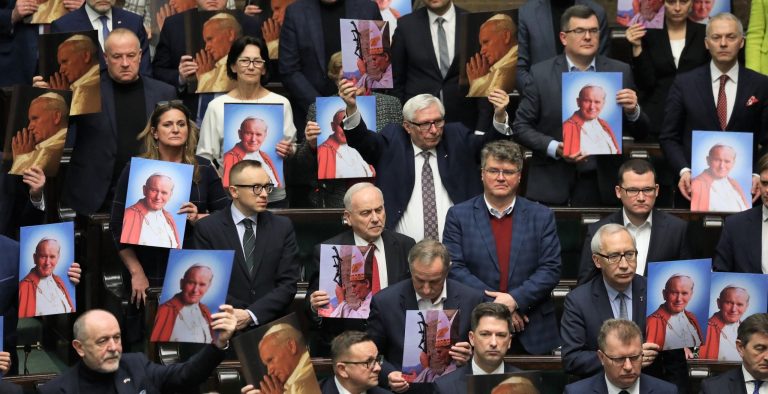 Polski parlament przyjął uchwałę w obronie Jana Pawła II po zgłoszeniu nadużyć seksualnych