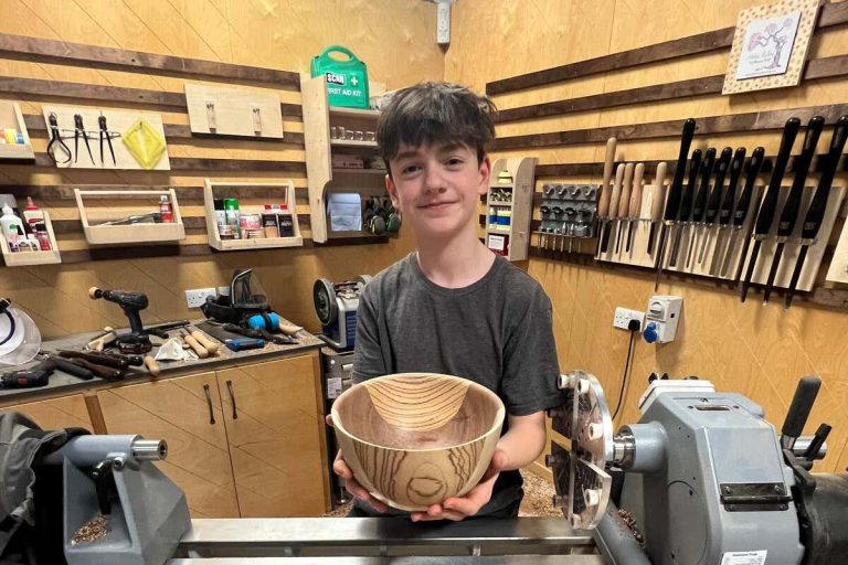 13-letni chłopiec tworzy nową, ręcznie robioną „Miskę Nadziei”, aby pomóc dzieciom na całym świecie