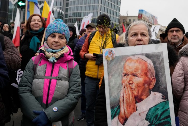 Marsze w Polsce bronią Jana Pawła II przed roszczeniami o tuszowanie nadużyć