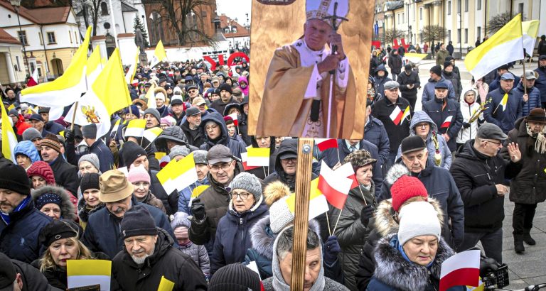 Marsze w Polsce bronią papieża Jana Pawła II po oskarżeniach o zaniedbanie wykorzystywania seksualnego dzieci
