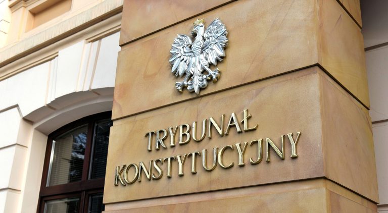 Polscy sędziowie konstytucyjni odmawiają rozpatrzenia sprawy o odblokowanie funduszy unijnych do czasu ustąpienia prezesa Sądu Najwyższego