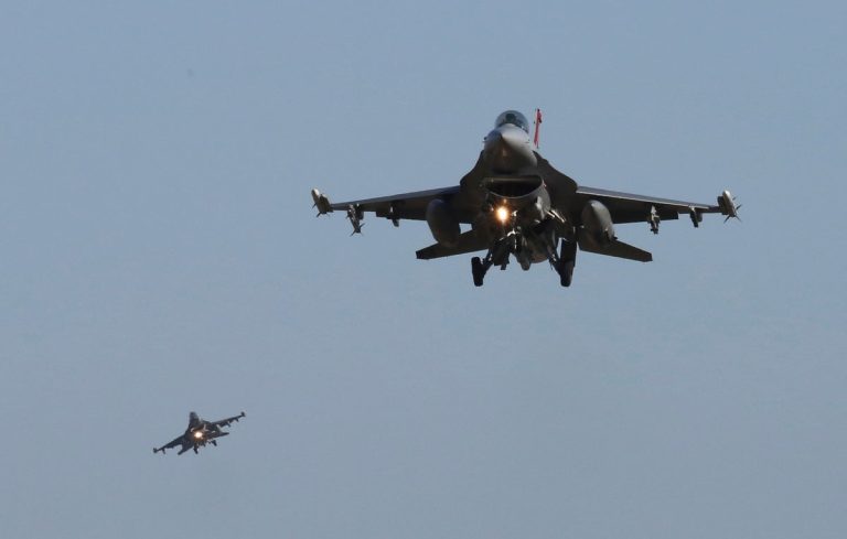 Zmiana Bidena na F-16 dla Ukrainy nastąpiła po miesiącach wewnętrznej debaty