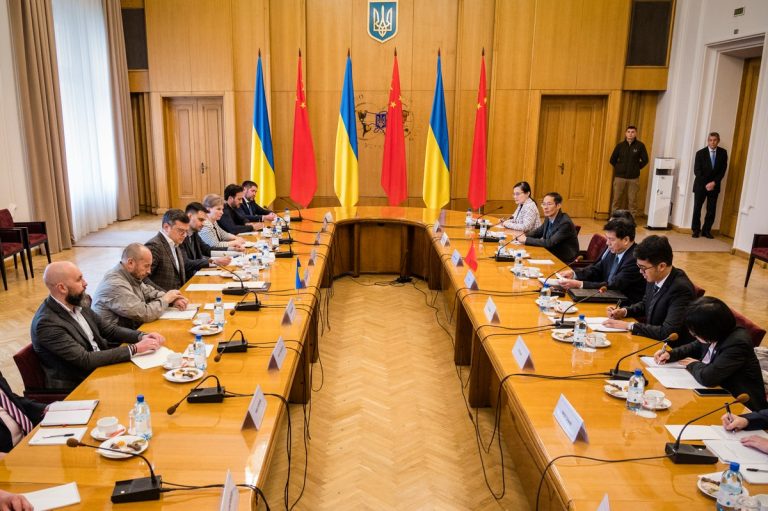Chiny twierdzą, że wysłannik Ukrainy spotkał się z Zełenskim podczas rozmów w Kijowie