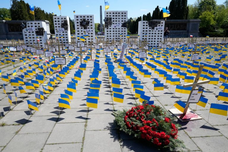 Flagi Ukrainy blokują drogę ambasadorowi Rosji w Dzień Zwycięstwa