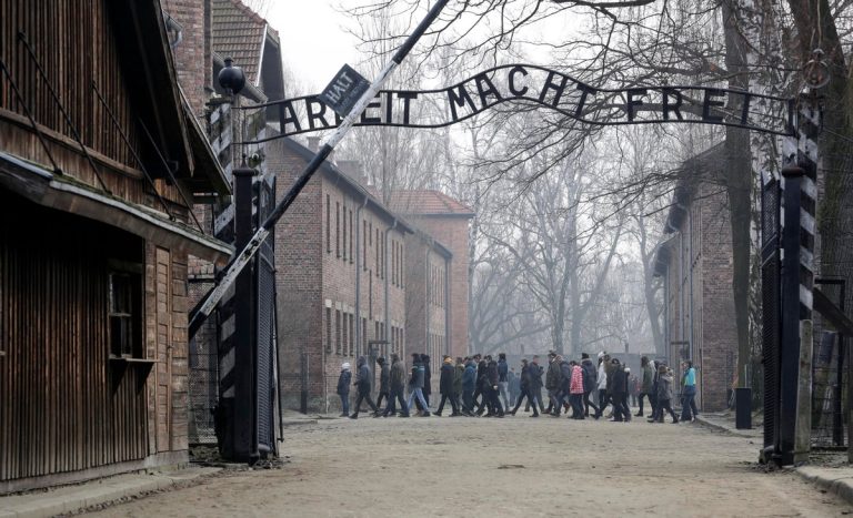 Muzeum Auschwitz krytykuje użycie obozu śmierci w polityce po tym, jak partia rządząca używa go w reklamie politycznej