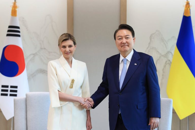 Prezydent Korei Południowej obiecuje rozszerzyć nieśmiercionośną pomoc dla Kijowa podczas spotkania z pierwszą damą Ukrainy