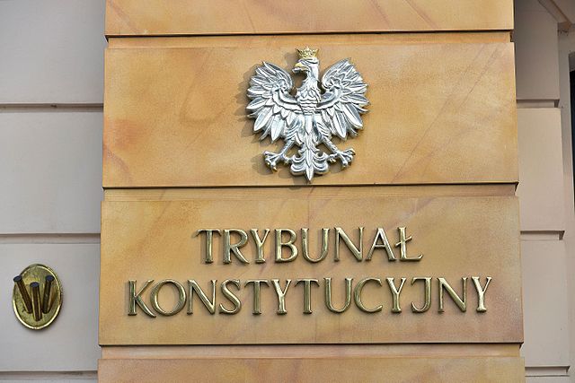 Partia rządząca w Polsce chce, by Trybunał Konstytucyjny orzekał w mniejszej liczbie sędziów