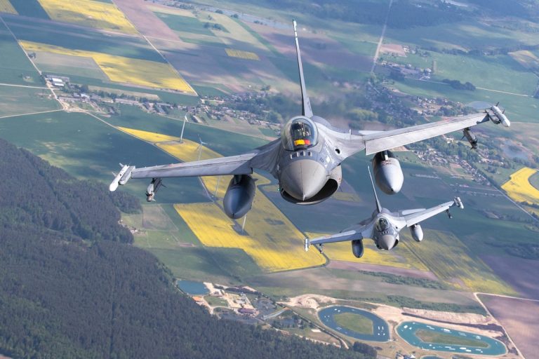 UE z zadowoleniem przyjmuje decyzję o odrzutowcu F-16 dla Ukrainy;  pilotów już szkolonych