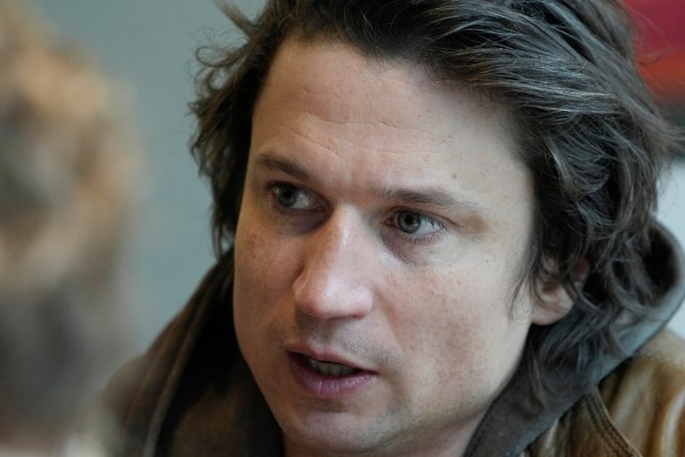 W Cannes polski filmowiec „In the Rearview” skupia się na Ukraińcach uciekających przed wojną