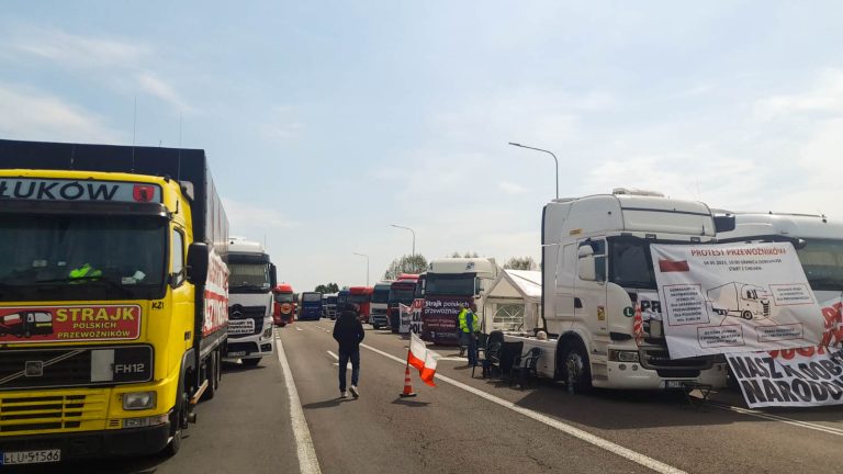 Polscy przewoźnicy towarowi blokują przejście graniczne z Ukrainą, domagając się przywrócenia systemu zezwoleń