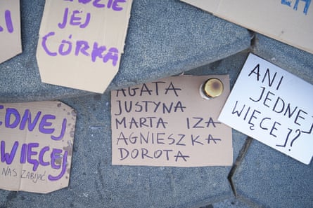 Komunikaty protestacyjne na czerwcowym czuwaniu w Warszawie z okazji śmierci Doroty Lalik.