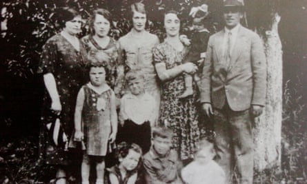Ben Helfgott, środkowy, lat 4, z rodziną w Polsce w 1934 roku.