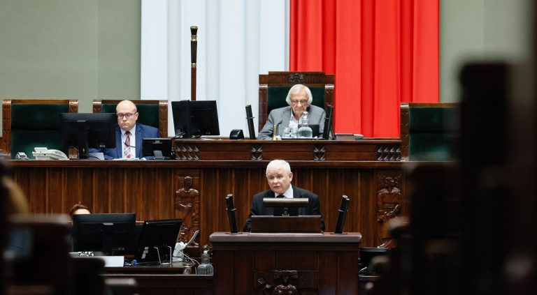 Polska partia rządząca przyjmuje rezolucję potępiającą unijny plan relokacji migrantów i ogłasza referendum