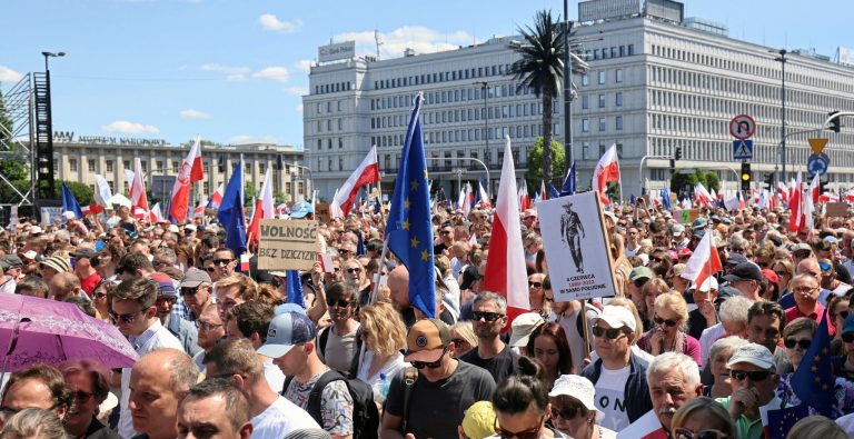 Setki tysięcy osób przyłączają się do antyrządowych wieców w Polsce