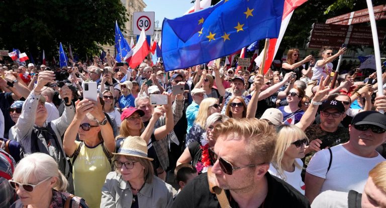 Polskie media państwowe krytykowane za relacje z wielkiego marszu antyrządowego