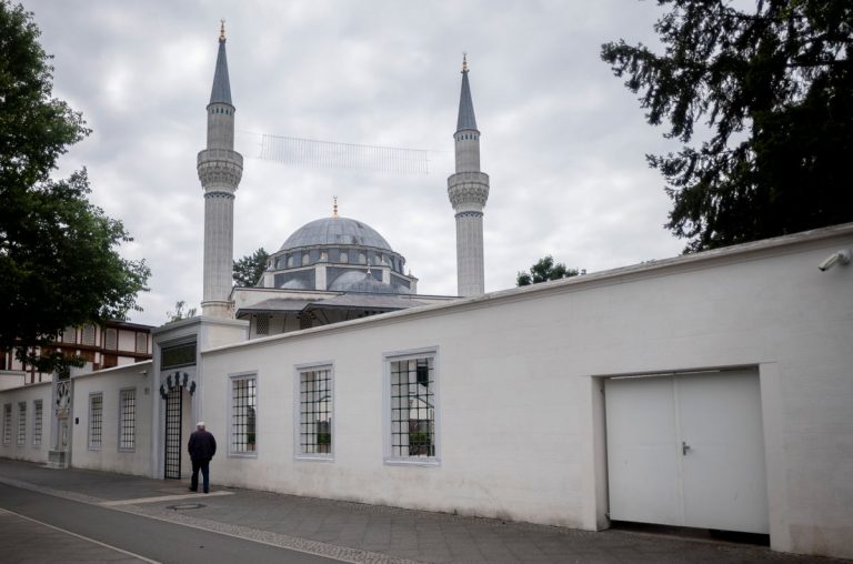 Raport stwierdza, że ​​5,5 miliona muzułmanów w Niemczech jest często narażonych na codzienny, strukturalny rasizm