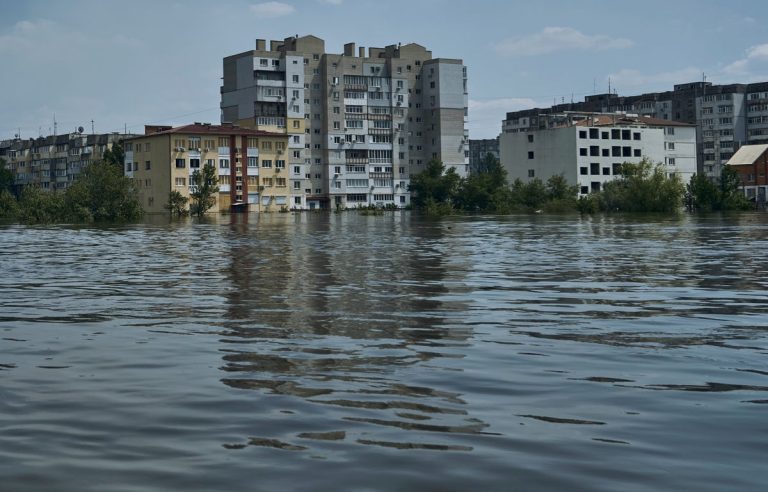 Zapada się tama i tysiące ludzi stają w obliczu potopu — często bez pomocy — na okupowanej przez Rosję Ukrainie