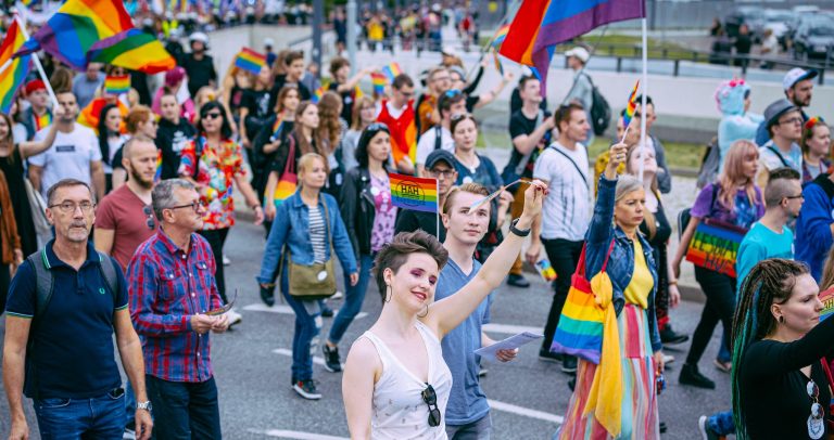 Minister sprawiedliwości nakazuje zwolnienie z więzienia polskiego nacjonalisty, który ukradł tęczową torebkę podczas marszu LGBT