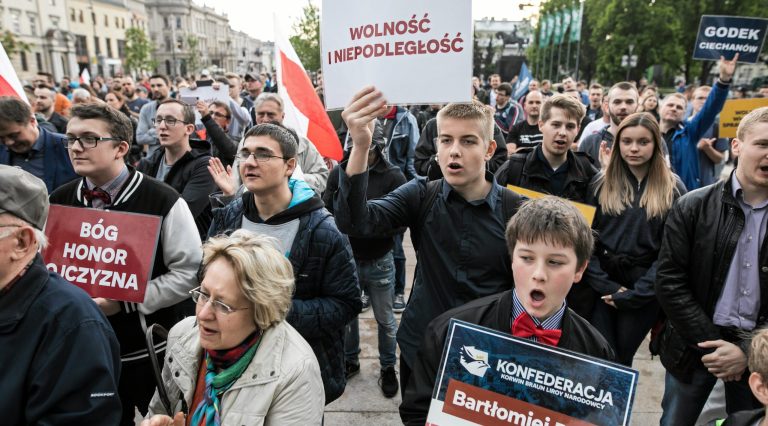 Jedna trzecia młodych Polaków planuje głosować na skrajną prawicę, a 80% jest „sfrustrowanych sytuacją polityczną”