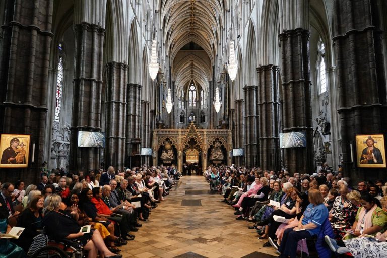 NHS okrzyknięty „kamieniem węgielnym życia narodowego” podczas ceremonii w Opactwie Westminsterskim