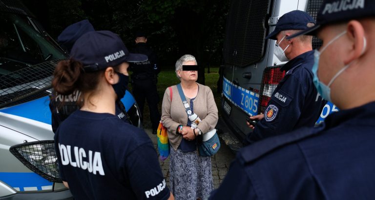 Polska aktywistka „Babcia Kate” uznana za winną napadu na policjanta