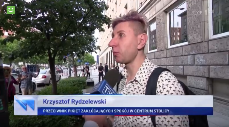 Aktor mówi, że zapłacono mu za pojawienie się w polskiej telewizji państwowej jako „przechodnia” krytykującego antyrządowy protest