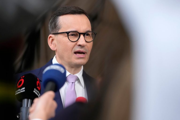 Władza wykonawcza UE beszta Polskę i Węgry za braki w demokracji