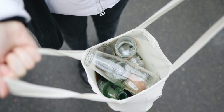 Polski parlament zatwierdza system kaucji za butelki, aby przyspieszyć recykling