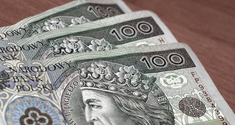 Poles’ savings exceed 2 trillion zloty for first time