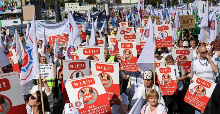 Public sector workers hold “March of Rage” in Warsaw demanding pay rises