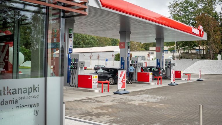 Czech “petrol tourists” tank up in Poland as fuel prices fall ahead of elections
