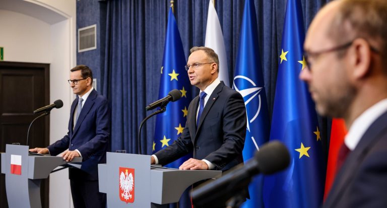 Polish president and PM condemn “EU elites imposing their diktat” through migration pact
