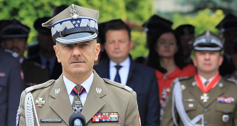 Top Polish generals resign days before elections