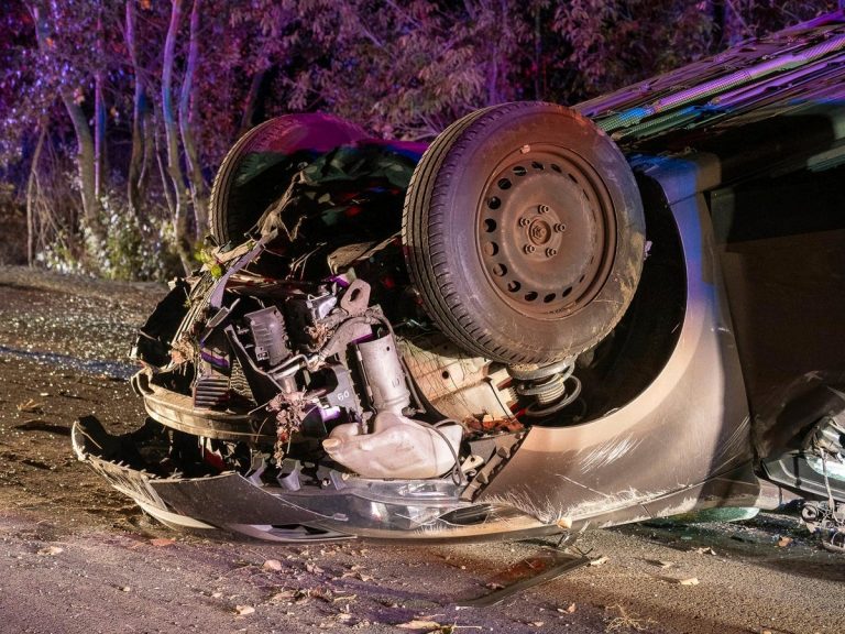 2 people are killed and 6 are injured after car suspected of smuggling migrants overturns in Hungary