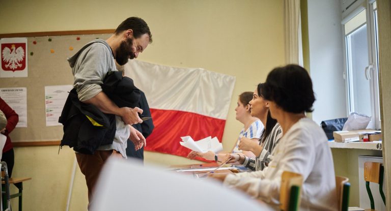 Polling staff should not ask if voters want referendum ballot, says head of Polish election commission