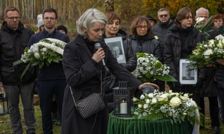Emilia Mandes conducts the humanist funeral ceremony of Jan Ledwoń.