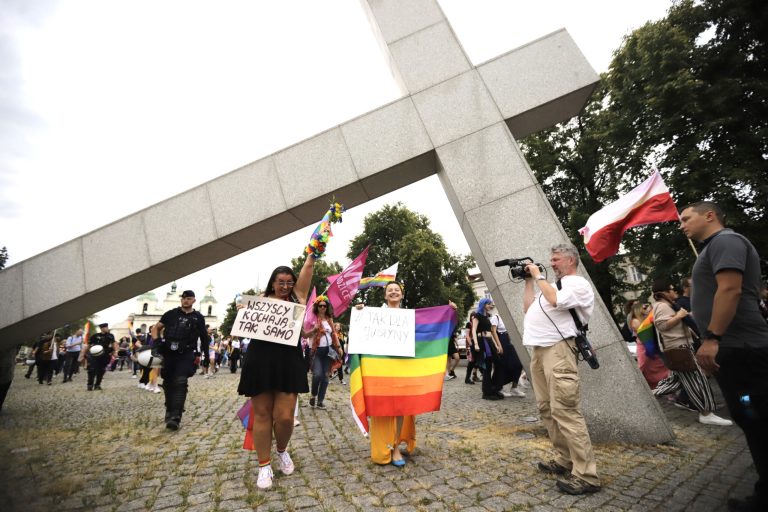 “Rainbow rags and crescents” will replace crosses in schools, warns Polish children’s right commissioner