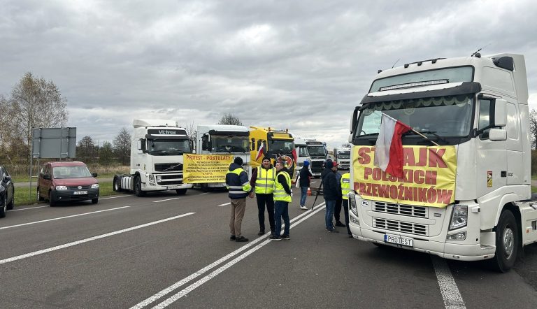 Polish truckers block Ukraine border crossings, demanding restoration of prewar entry limits