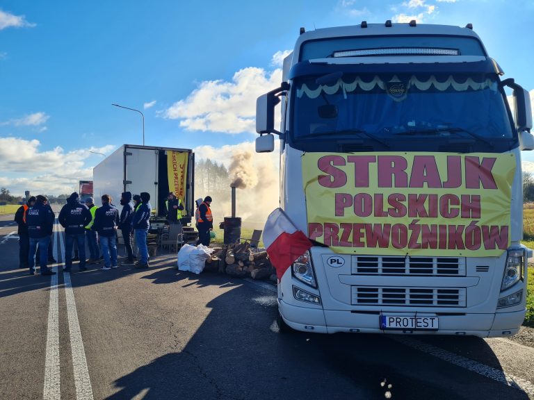 Ukraine calls on EU to monitor Polish truckers’ protest blocking border