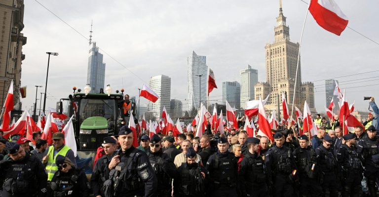 Thousands of farmers protest in Warsaw against EU climate policies and Ukrainian imports