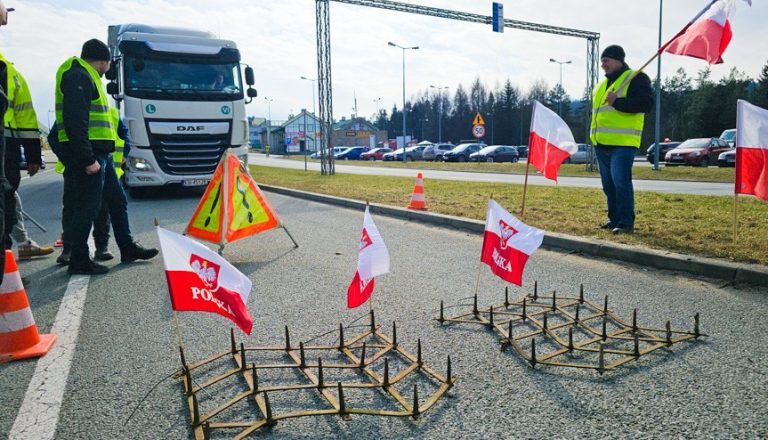Polish farmers begin blockade of Slovak border to stop Ukrainian grain imports
